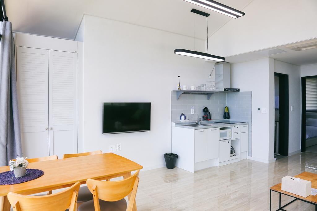Plumeria Pension Jeju Bagian luar foto